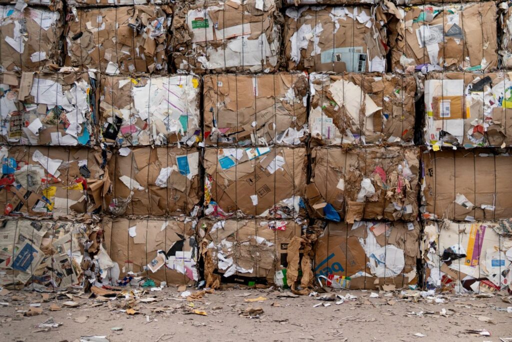 Sprasowane bele odpadów w sortowni, gotowe do wysłania do recyklingu
