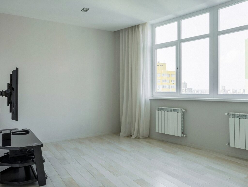 Grzejnik pod oknem w mieszkaniu