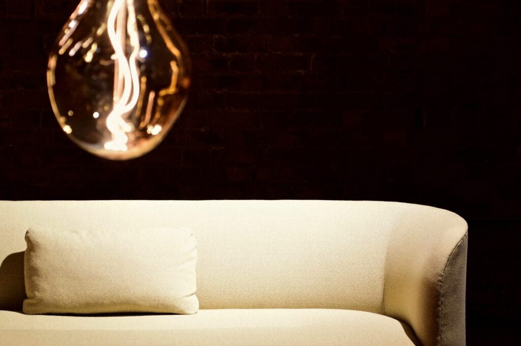 Lampa z ciepłym światłem żarówki w salonie wieczorem